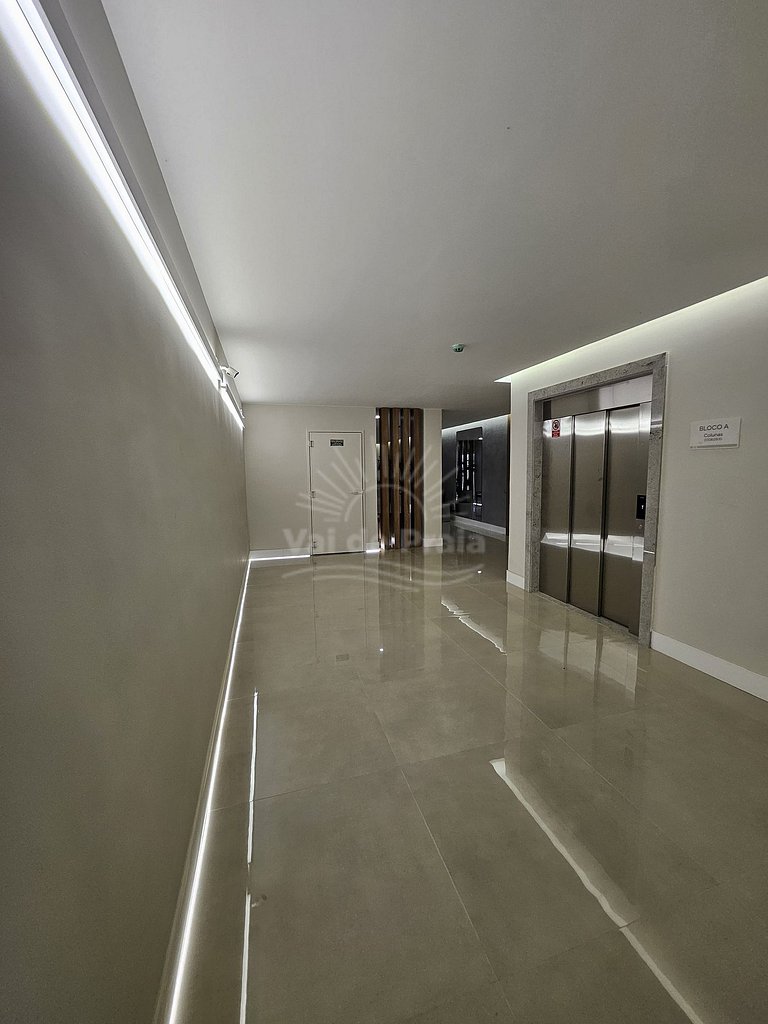 Apartamento acessível em condomínio sofisticado perto da Pra