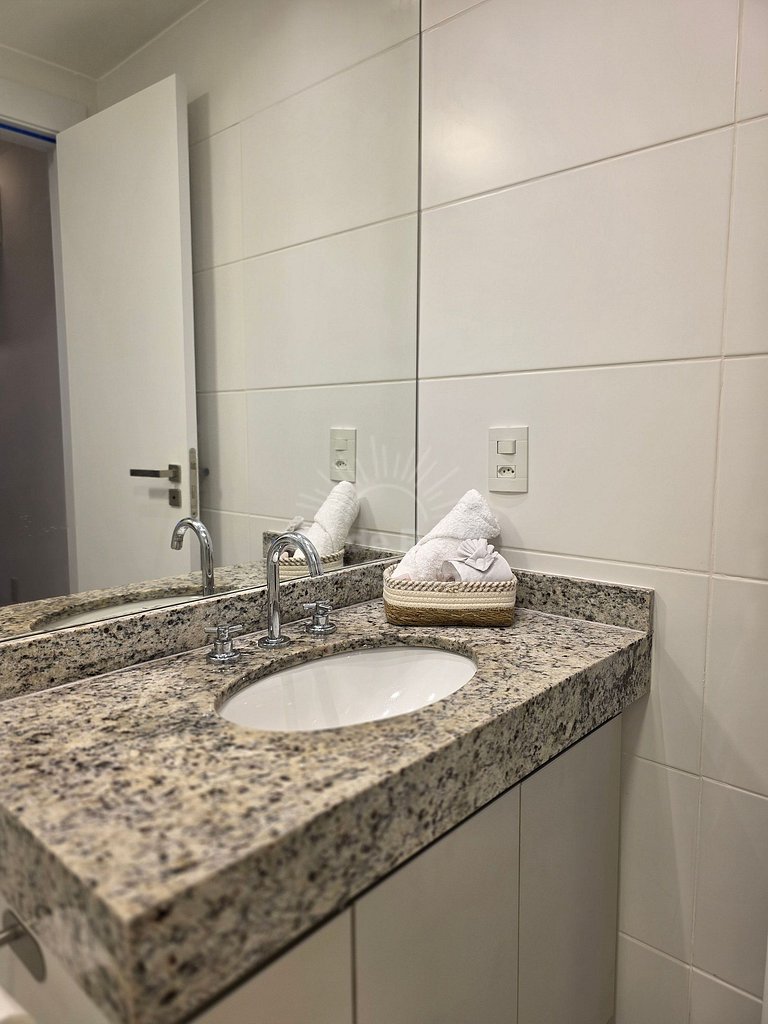 Apartamento com 2 quartos e 2 banheiros, próximo à Prainha