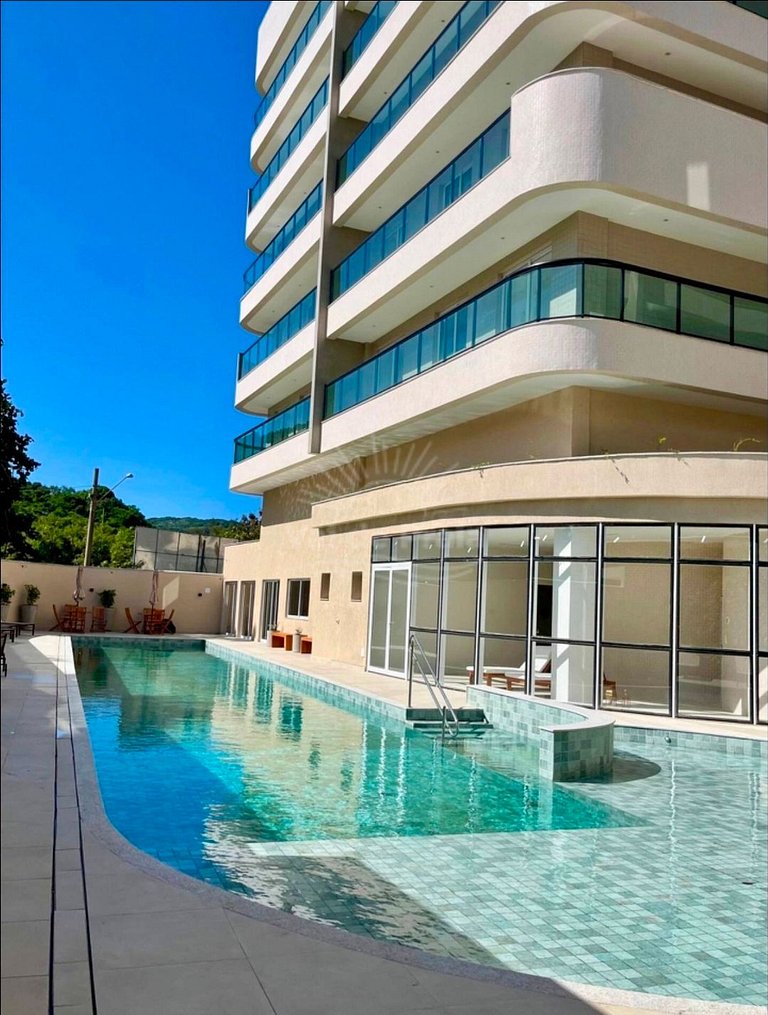 Apartamento com 2 quartos e 2 banheiros, próximo à Prainha