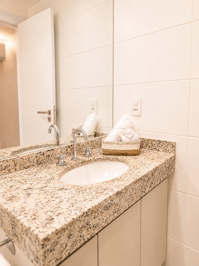 Apartamento com 2 quartos e 2 banheiros, próximo à Prainha